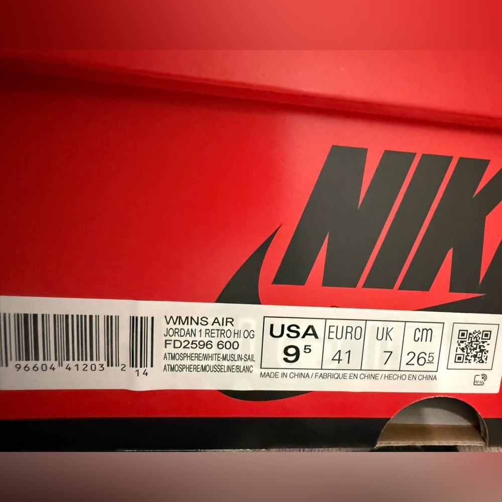 Nike Air Jordan 1 Retro High OG - Picture 7 of 7